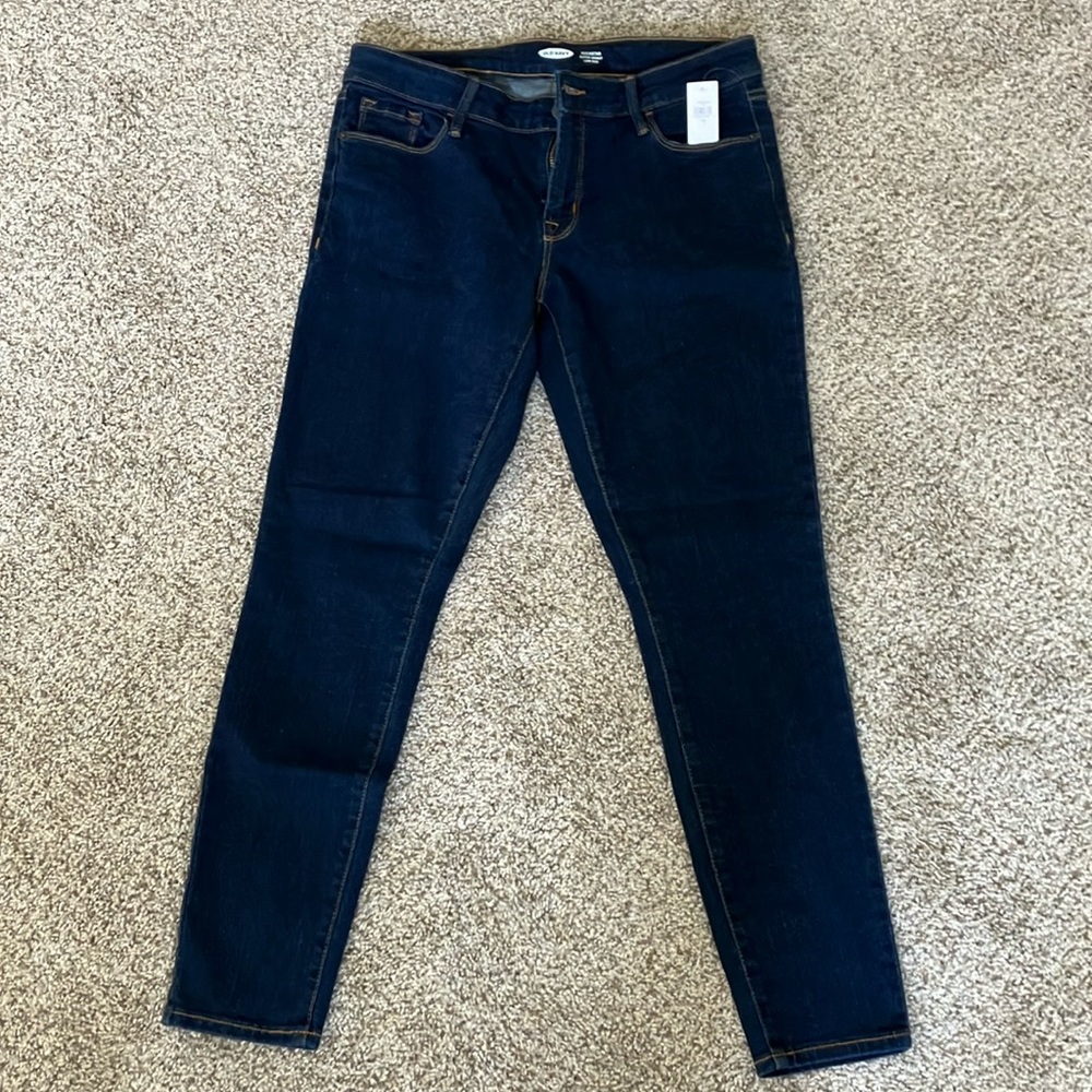 Old Navy Rockstar size 10 super Skinny Women’s Jeans. Dark wash. Low rise. NWT.